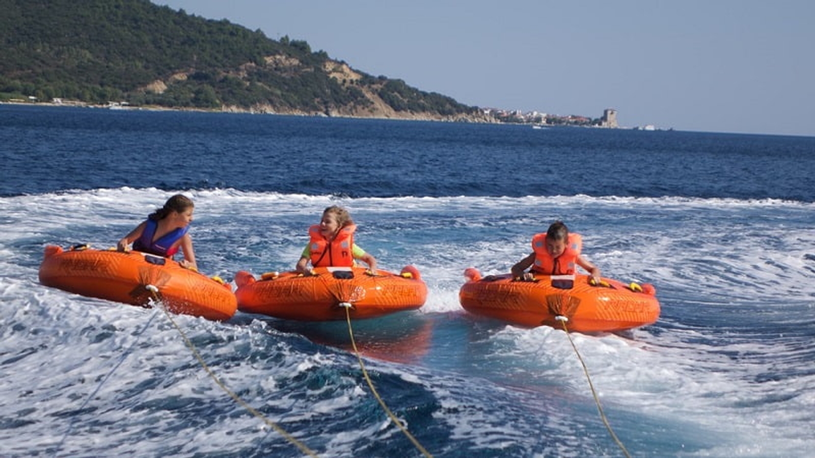 با جذاب ترین ورزشهای آبی آشنا شوید با جذاب ترین ورزشهای آبی آشنا شوید